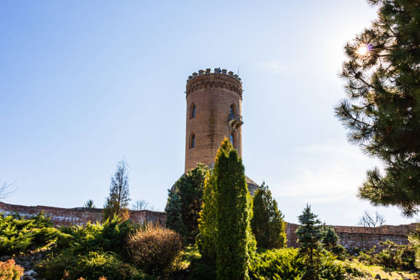 a torre chindia ou turnul chindiei é uma torre na corte real targovista ou curtea domneasca monumentos no centro de targoviste, romênia - tirgoviste - fotografias e filmes do acervo