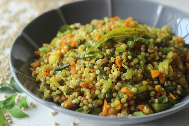 upma de sorgho. un petit-déjeuner du sud de l’inde avec du sorgho entier et des légumes. populairement connu sous le nom de jowar upma - millet terrace photos et images de collection