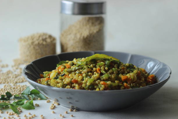 upma de sorgho. un petit-déjeuner du sud de l’inde avec du sorgho entier et des légumes. populairement connu sous le nom de jowar upma - millet terrace photos et images de collection