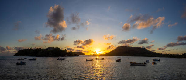 seychelles port launay beach sunset panorama mahe island - moody sky water sport passenger craft scenics imagens e fotografias de stock