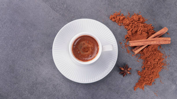 vista dall'alto del caffè turco con bastoncini di cannella. - coffee crop bean seed directly above foto e immagini stock