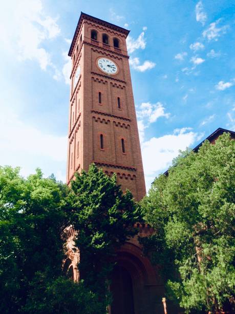 torre dell'orologio dell'università di hampton - torre dellorologio torre foto e immagini stock