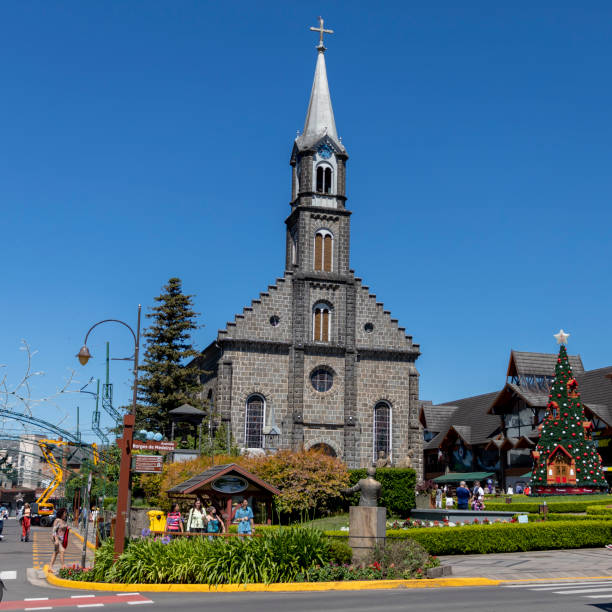 igreja de são pedro, conhecida como catedral de pedra, no centro da cidade turística de gramado - st peters square - fotografias e filmes do acervo