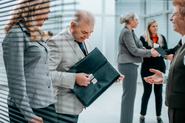 grupo de empresarios se prepara para el inicio de la reunión de trabajo - notary public audio fotografías e imágenes de stock