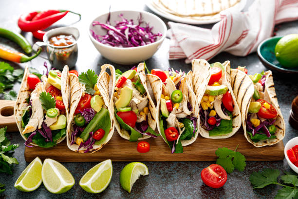 tacos de pollo con carne a la parrilla, aguacate, ensalada de verduras frescas y salsa de salsa - grilled chicken chicken corn salsa fotografías e imágenes de stock