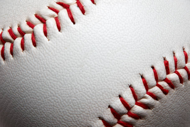 macro pelota de béisbol de primer plano con puntos y costura - baseball fotografías e imágenes de stock