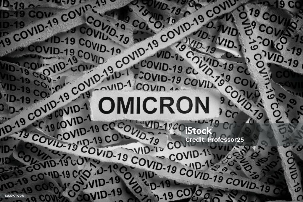 Strips of newspaper with the words Omicron and Covid-19 typed on them. - Royalty-free SARS-CoV-2 Omicron Varyantı Stok görsel