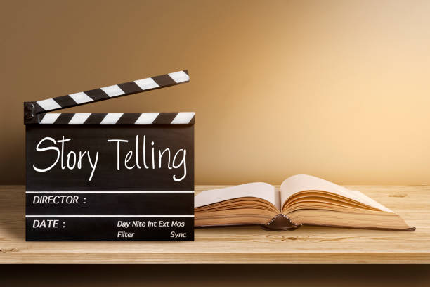 story telling.titre textuel sur ardoise de film et vieux livre sur fond en bois. - script photos et images de collection