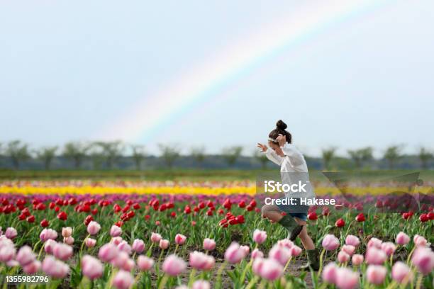 虹の花畑で遊ぶ女の子