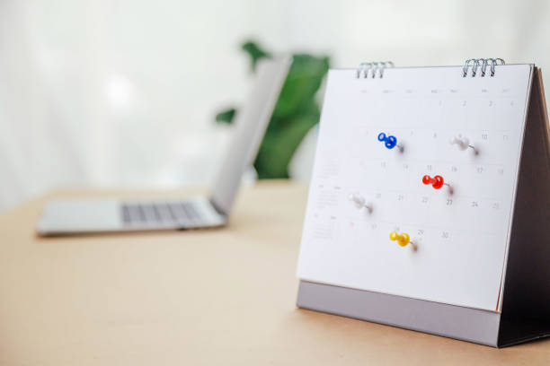 Calendar desk place on the table. Desktop Calender for Planner to plan agenda, timetable, appointment, organization, management each date, month, and year on wooden office table. Calendar Concept. escritorio del calendario colocado sobre la mesa. calandra de escritorio para planner para planificar la agenda, el horario, la cita, la organización, la administración cada fecha, mes y año en una mesa de oficina de madera. concepto de calendario.