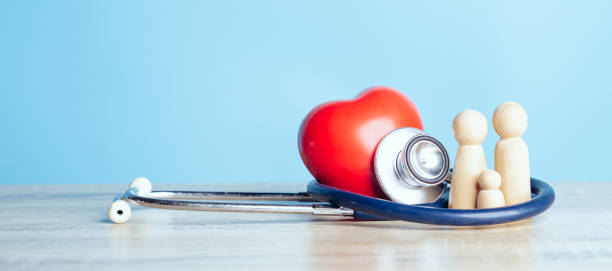 famille avec stéthoscope et cœur rouge. concepts d’un examen physique et concept de santé familiale d’assurance en direct. - assurance maladie photos et images de collection