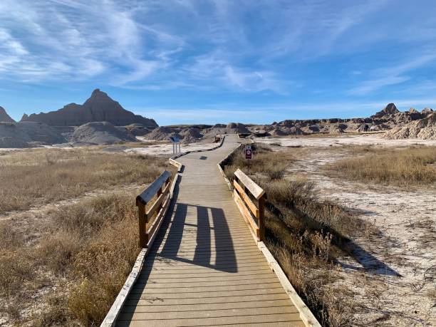 wanderweg in badlands - badlands nationalpark stock-fotos und bilder