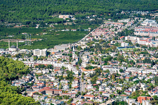 vista superior de los barrios urbanos y campos suburbanos en el hermoso valle de Kemer, Turquía photo