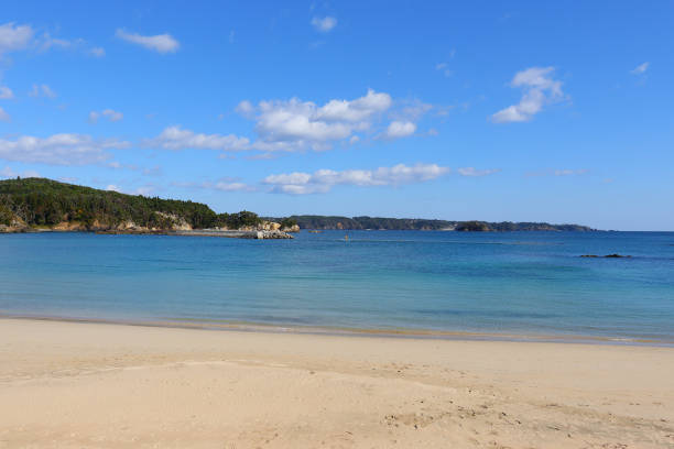 playa de arena blanca. "tanakahama" en kesennuma oshima. ciudad de kesennuma, prefectura de miyagi. - región de tohoku fotografías e imágenes de stock