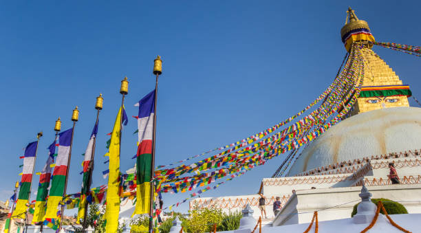 panorama des mâts du drapeau au stupa boudhanath à katmandou - bodnath stupa photos et images de collection