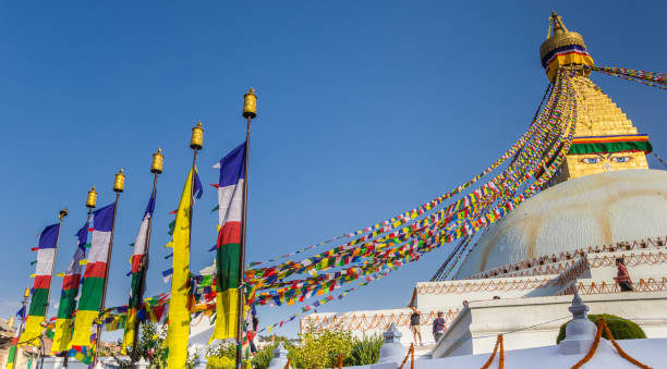 панорама флагштоков у ступы будханатх в катманду - bodnath stupa kathmandu stupa flag стоковые фото и изображения