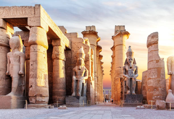 templo de luxor, famoso hito de egipto, primera vista del pilón - ancient fotografías e imágenes de stock