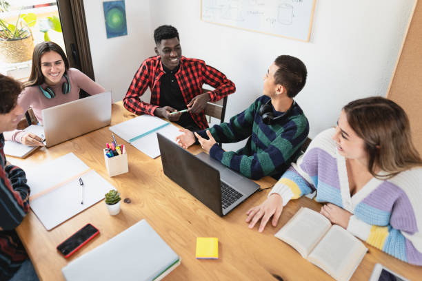 jóvenes estudiantes multirraciales leyendo libros y usando computadoras portátiles en el aula mientras estudian juntos - concepto de educación escolar - enfoque en el chico asiático - niño de escuela secundaria fotografías e imágenes de stock