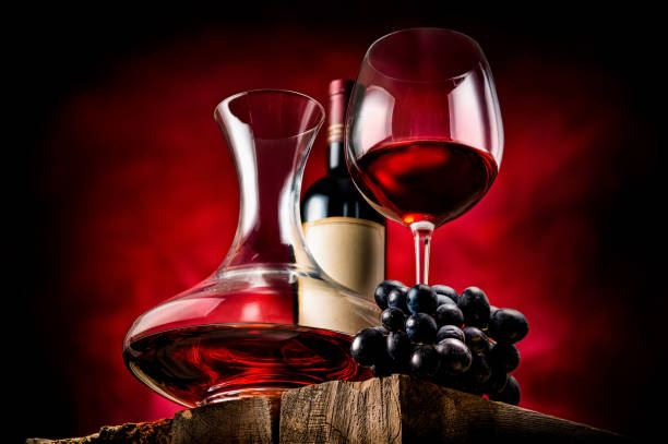 декантерное вино и виноград - wine decanter red restaurant стоковые фото и изображения