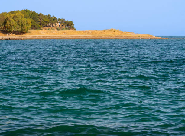 panoramiczne widoki na plażę evia na plaży liani ammos w halkida, grecja w słoneczny letni dzień - chalkis zdjęcia i obrazy z banku zdjęć