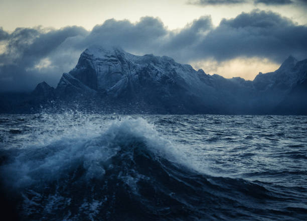 blick auf ein raues meer, mit wellen und lofoten im hintergrund - ship storm passenger ship sea stock-fotos und bilder