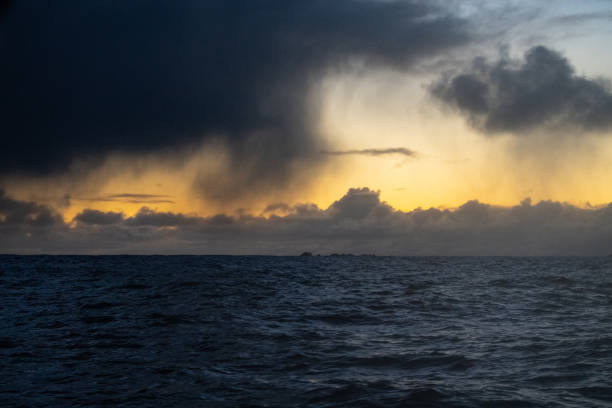 widok na wzburzone morze, z falami otwartego oceanu z łodzi - sea storm sailing ship night zdjęcia i obrazy z banku zdjęć