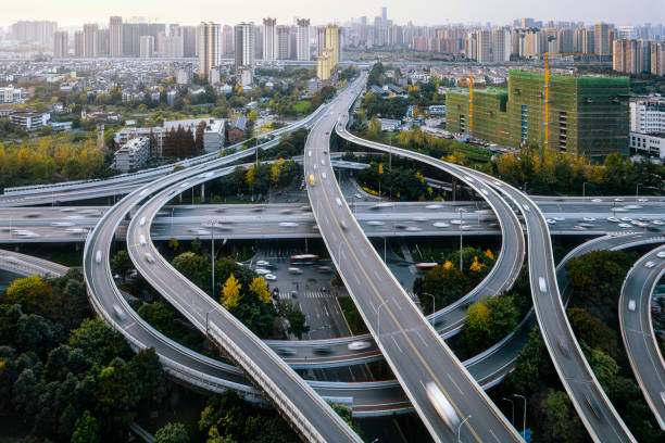 überführung und moderne architektur in chengdu in der abenddämmerung fotografiert - autobahnkreuz stock-fotos und bilder