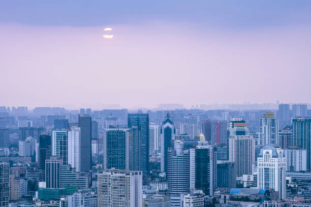 夕暮れと夕日に成都の密集したダウンタウンの建物を撮影 - chengdu urban scene city life house ストックフォトと画像