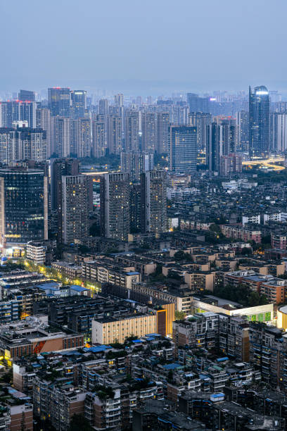 los bulliciosos edificios urbanos densos, ríos y árboles fotografiados en chengdu por la noche - chengdu urban scene city life house fotografías e imágenes de stock