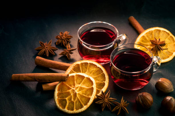 dos copas de vino caliente con una acogedora sensación navideña - mulled wine christmas tea heat fotografías e imágenes de stock