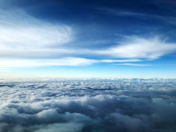 ponto de céu nublado e azul da foto horizontal da vista do cockpit - vista da cabina - fotografias e filmes do acervo