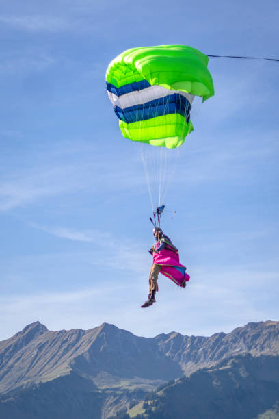 il parapendio vola attraverso cieli limpidi e soleggiati - outdoors nature paragliding autumn foto e immagini stock