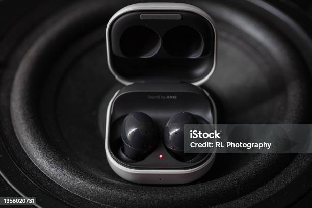 Samsung Galaxy Buds 2 Stock Photo - Download Image Now - Smart Phone, Wireless In-ear Headphones, Arts Culture and Entertainment