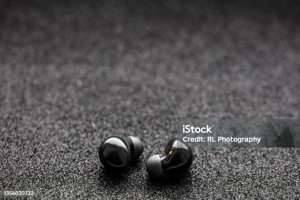 Samsung Galaxy Buds 2 Stock Photo - Download Image Now - Arts Culture and Entertainment, Bluetooth, Brand Name Smart Phone
