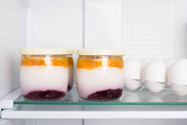 iogurte e ovos na prateleira na geladeira, close-up - kohlrabi purple cabbage organic - fotografias e filmes do acervo
