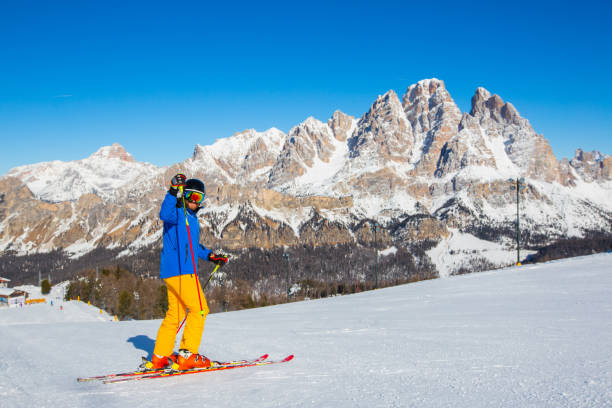 alpiner skifahrer auf der piste in cortina - cortina dampezzo stock-fotos und bilder