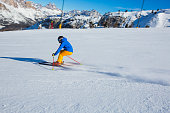 alpiner-skifahrer-auf-der-piste-in-cortina.jpg?b=1&s=170x170&k=20&c=kRYkSlY2-opAHTu9dUpaC7jOSQ8ibPAx5sYwA9QhS7w=