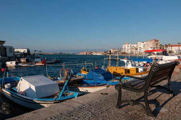 tranquila vista a la playa de ayvalik desde el banco, refugios de pescadores. - turkish culture turkey fishing boat fishing fotografías e imágenes de stock