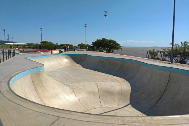 skatepark in orla do guaíba, porto alegre, brasilien. - skateboard park ramp park skateboard stock-fotos und bilder