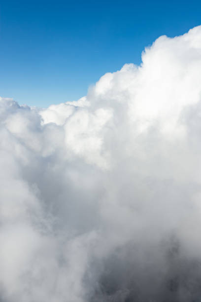 облачный пейз�аж с белыми облаками под голубым небом - cloud sky white aerial view стоковые фото и изображения