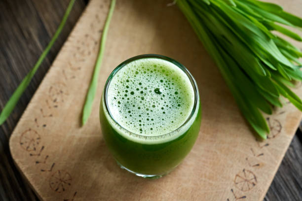 стакан сока зеленой ячменной травы, со свежей ячменной травой - barley grass juice green стоковые фото и изображения