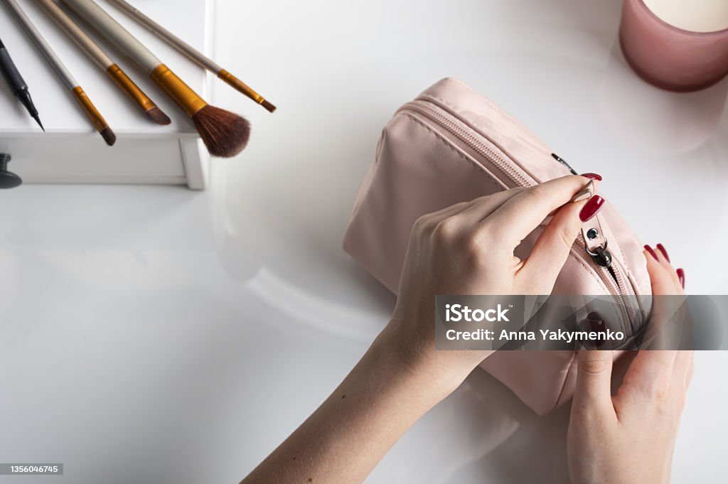 female hands open  pink cosmetic bag for making makeup. Concept for storage and handling of cosmetic products female hands open  pink cosmetic bag for making makeup. Concept for storage and handling of cosmetic beauty products Make-Up Bag Stock Photo