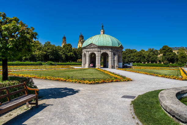 парк хофгартен с dianatempel в мюнхене, германия - diana pavilion стоковые фото и изображения