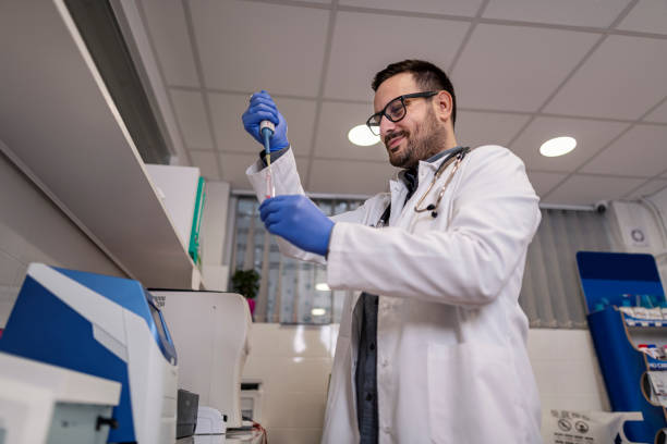 um veterinário realizando as análises em sua prática - vet men laboratory holding - fotografias e filmes do acervo