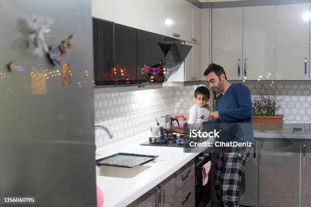 Baba Oğluna Ocakta Yiyecek Pişiriyor Stock Photo - Download Image Now - Natural Gas, Cooking, Stove