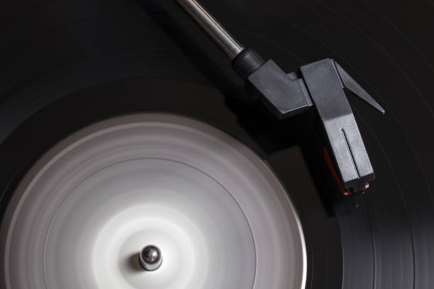 playing a 33 rpm long playing vinyl record on a turntable - 33 rpm imagens e fotografias de stock