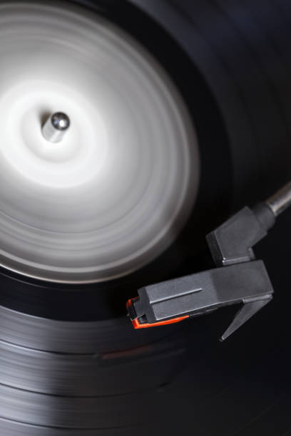 playing a 33 rpm long playing vinyl record on a turntable - 33 rpm imagens e fotografias de stock