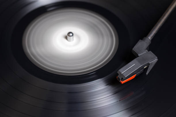 playing a 33 rpm long playing vinyl record on a turntable - 33 rpm imagens e fotografias de stock