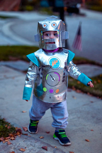 niño con disfraz de halloween de silver robot - enzo fotografías e imágenes de stock