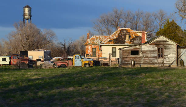 scena rurale in nebraska - road trip country road roadside rural scene foto e immagini stock